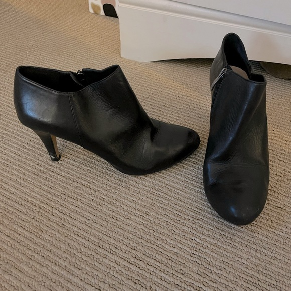 VINCE CAMUTO Black Leather Zip-Up Ankle Booties, Size 9.5 — GUC - Picture 5 of 15